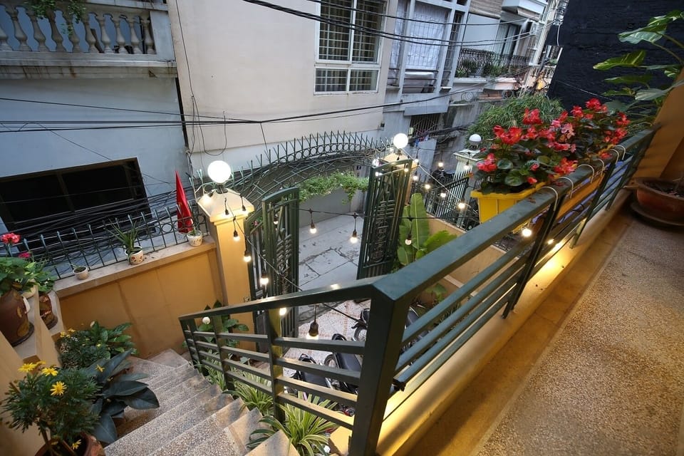 Minimalism Home/Balcony / Free Breakfast
