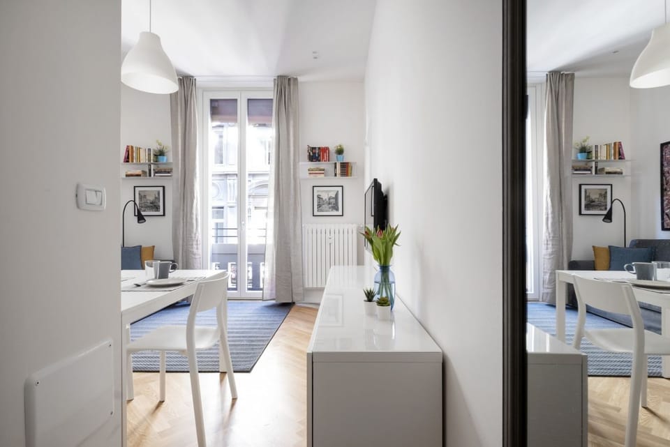 The apartment is located in the historic center just three minutes from the fountain of Neptune and a short walk from all the most important artistic and culinary destinations of the city.In this neighborhood you can breathe a ville lumière atmosphere Apartment in Bologna