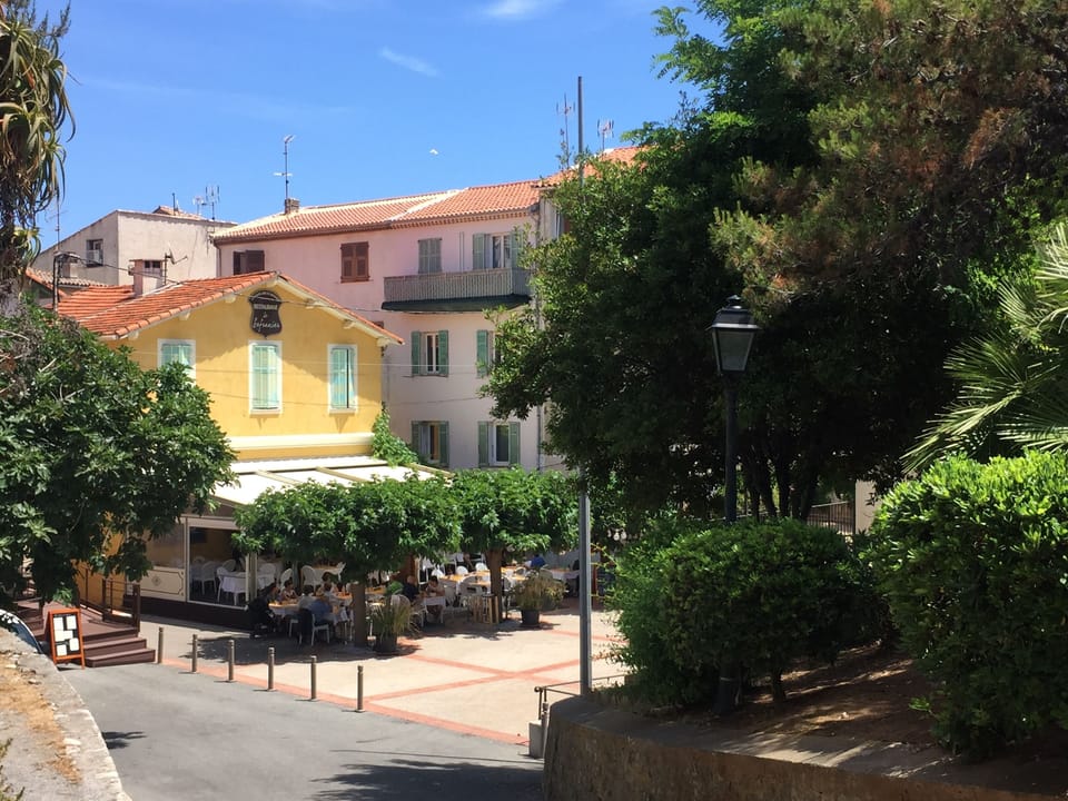 charmant Place du Safranier 