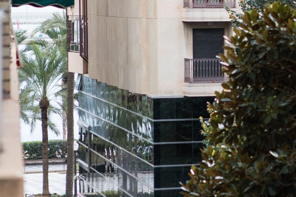 Partial sea view. The sea front avenue/Esplanada is 100 meters from the building