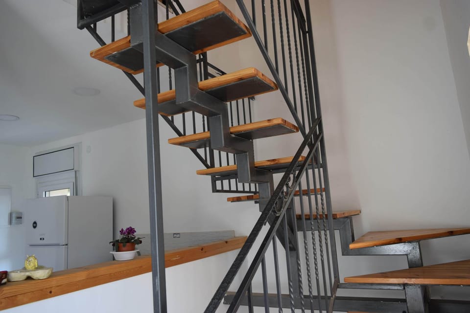 STAIRS TO BEDROOM 3 