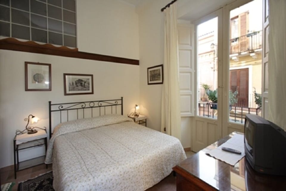 Main doublebedroom with 2 balconies