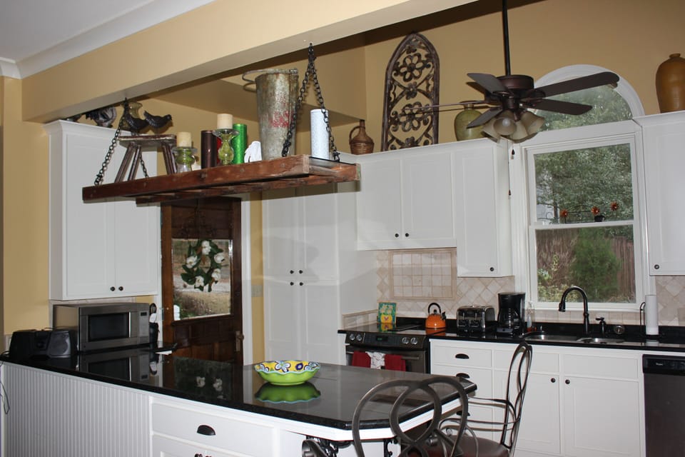 Kitchen and breakfast bar