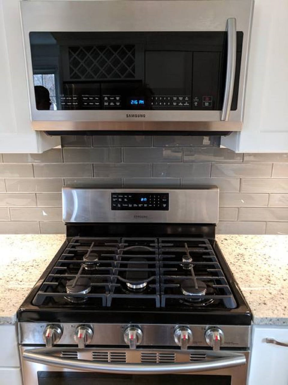 Enjoy home-cooked meals with this state-of-the-art stove and oven.