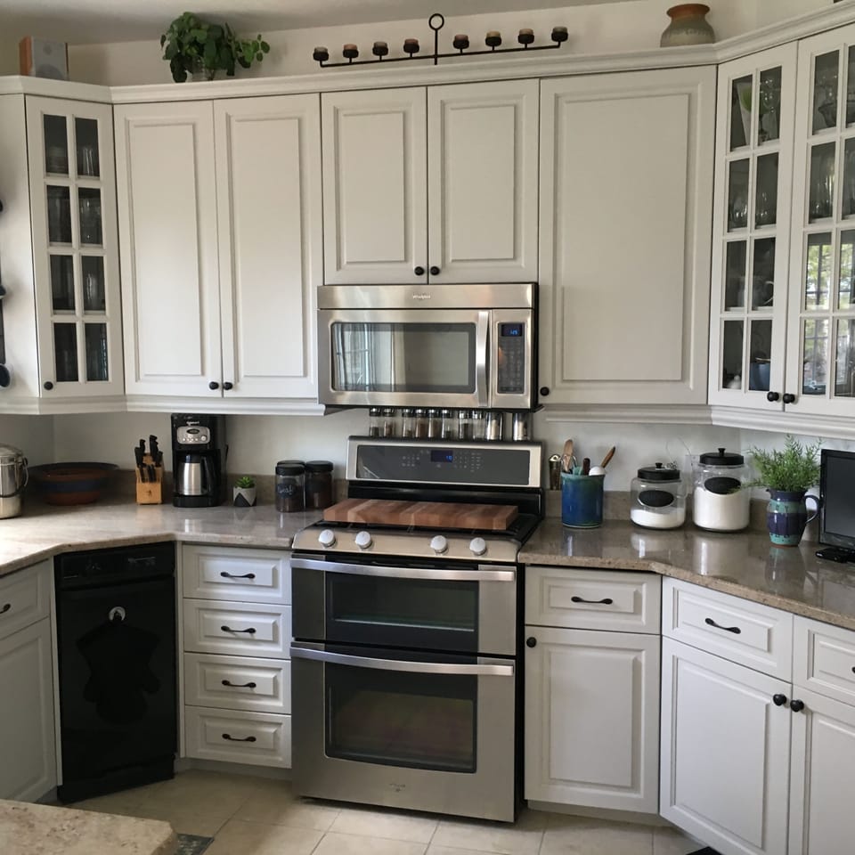Newly renovated kitchen. double oven, new dishwasher and fridge 