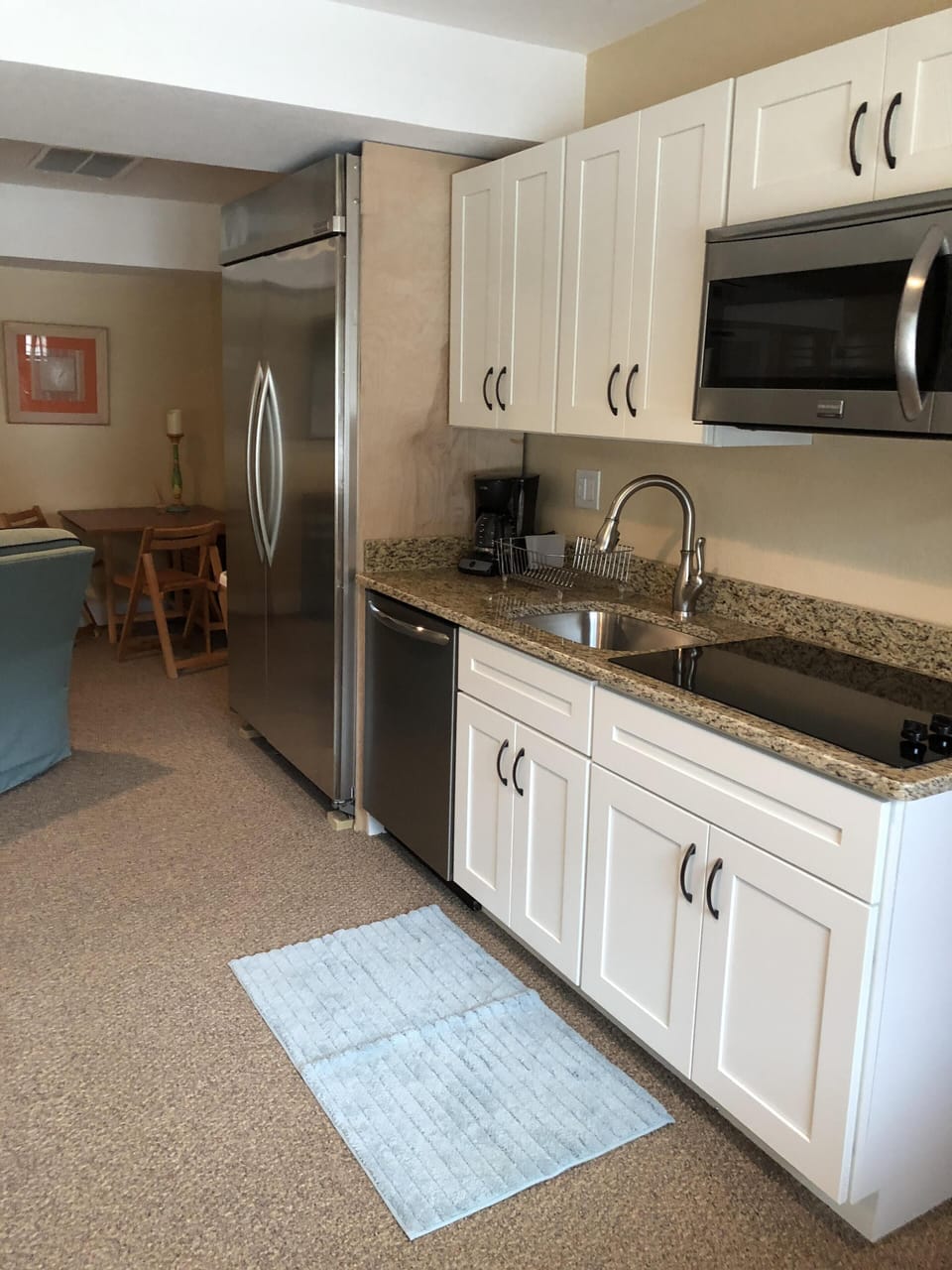 Kitchenette w/refrigerator, dishwasher, 4 burner cooktop, microwave/convection