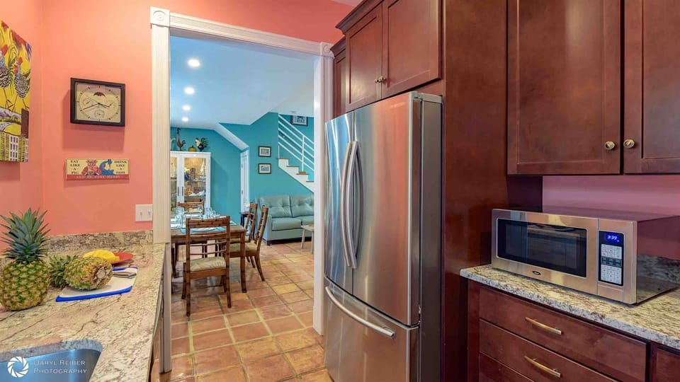 Good Vibrations - The fully equipped kitchen is next to the living room...