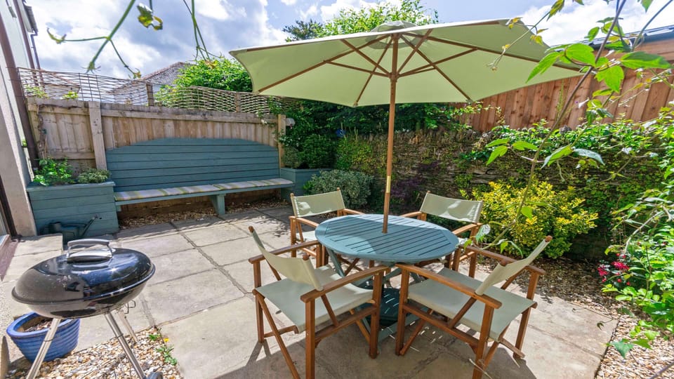 Courtyard garden with BBQ
