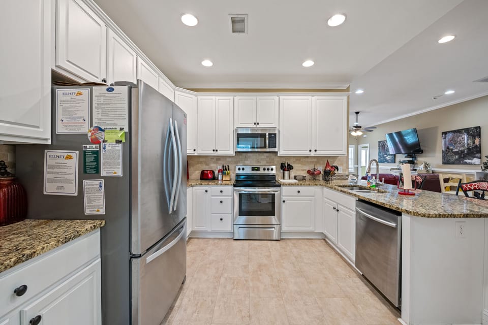 The family chef will enjoy this fully-equipped kitchen with lots of counterspace