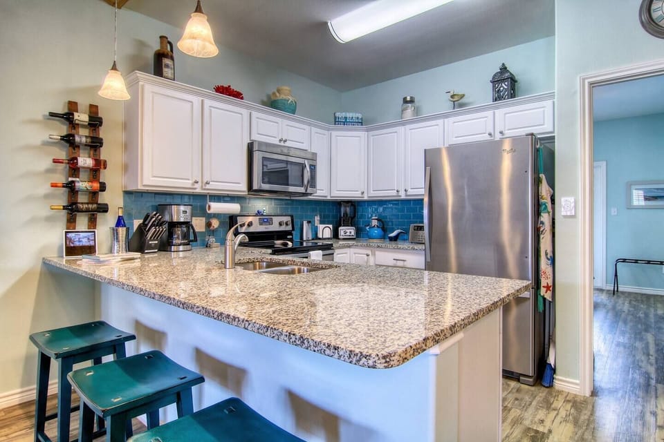 Kitchen / bar area