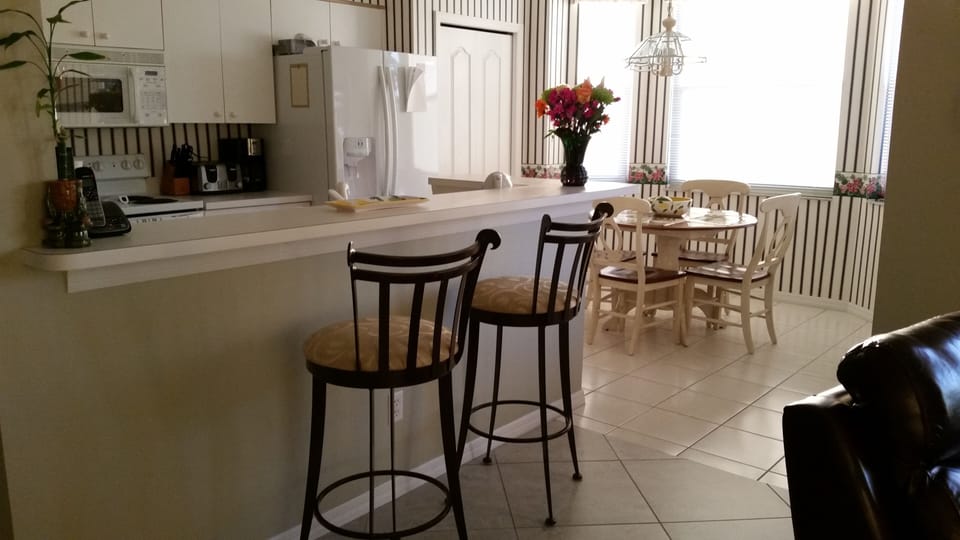 Breakfast bar & breakfast nook 