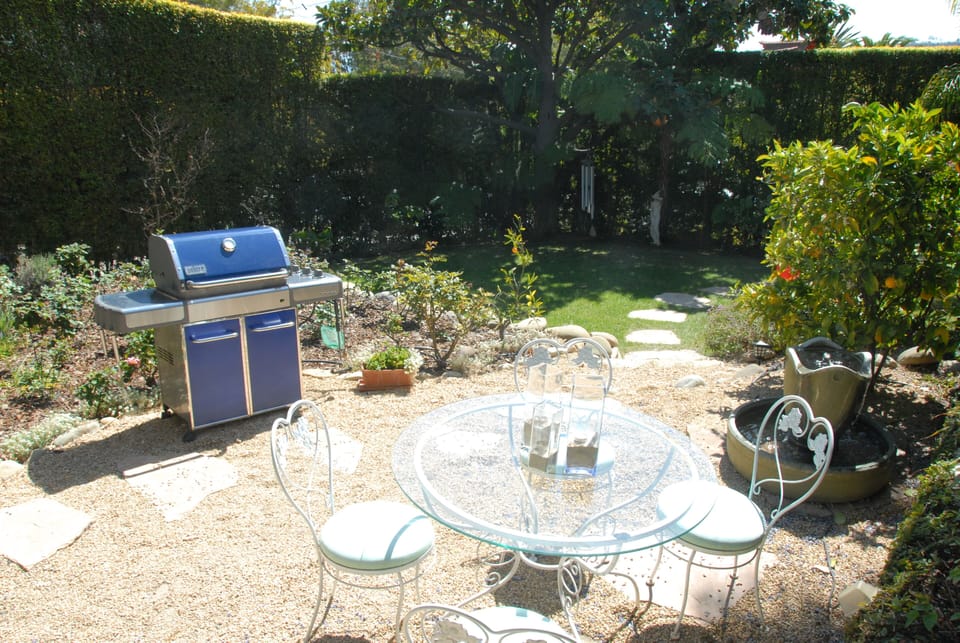 Dine al fresco.