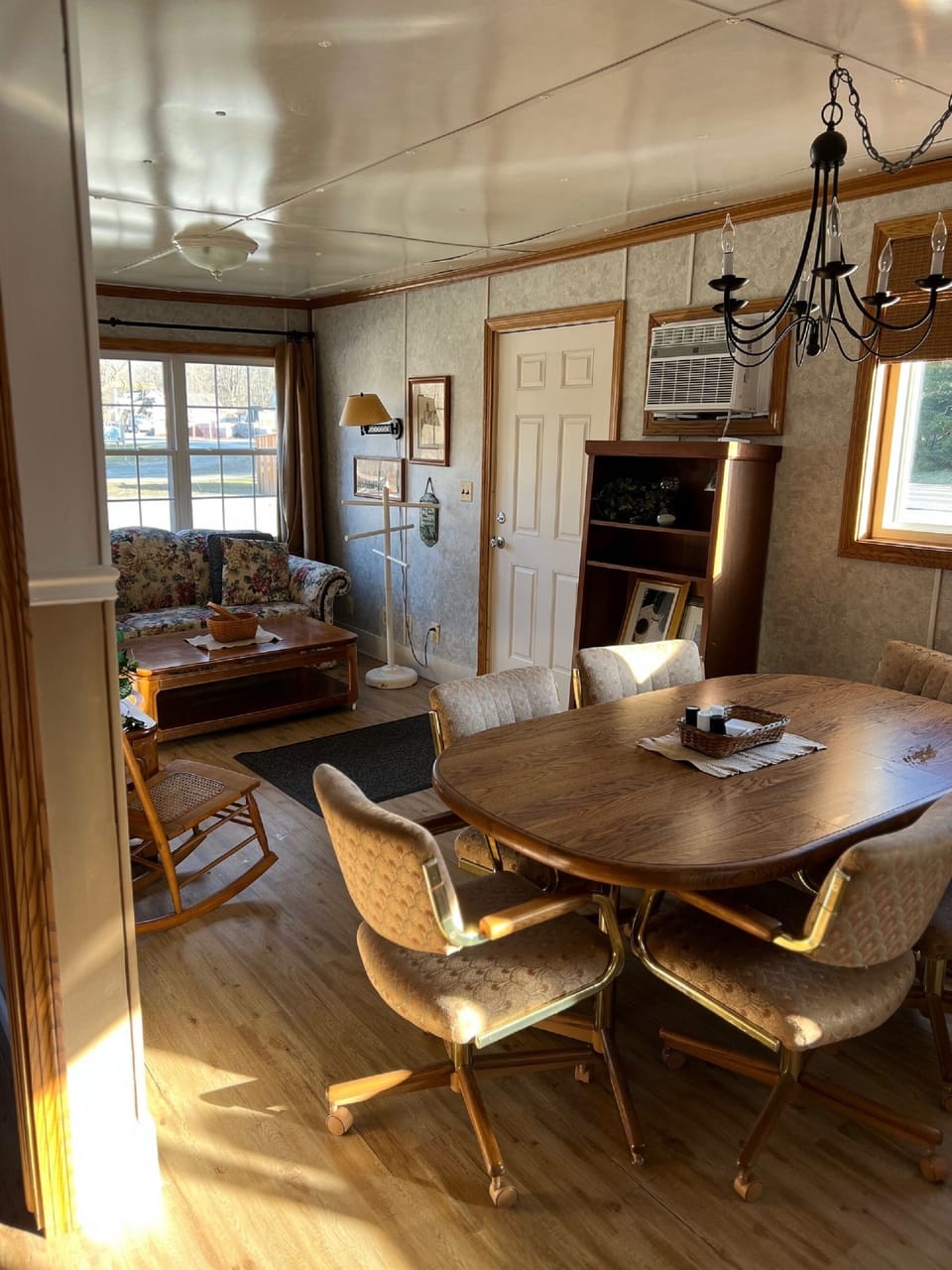 Dining room.