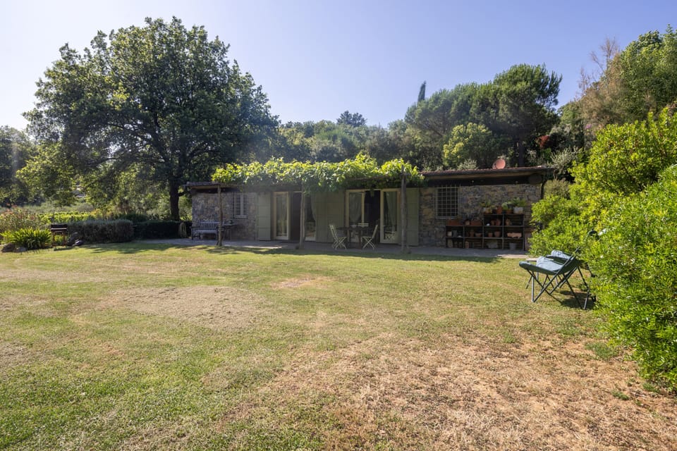 Private parking for guests under the oak tree 