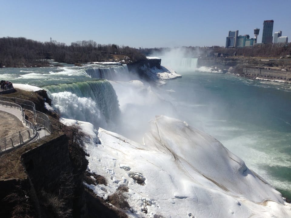Walk to the Falls, Aquarium, Restaurants, Casinos and Canada  Apartment in Niagara Falls