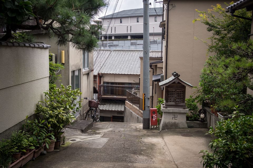 Access to the house from the main street.