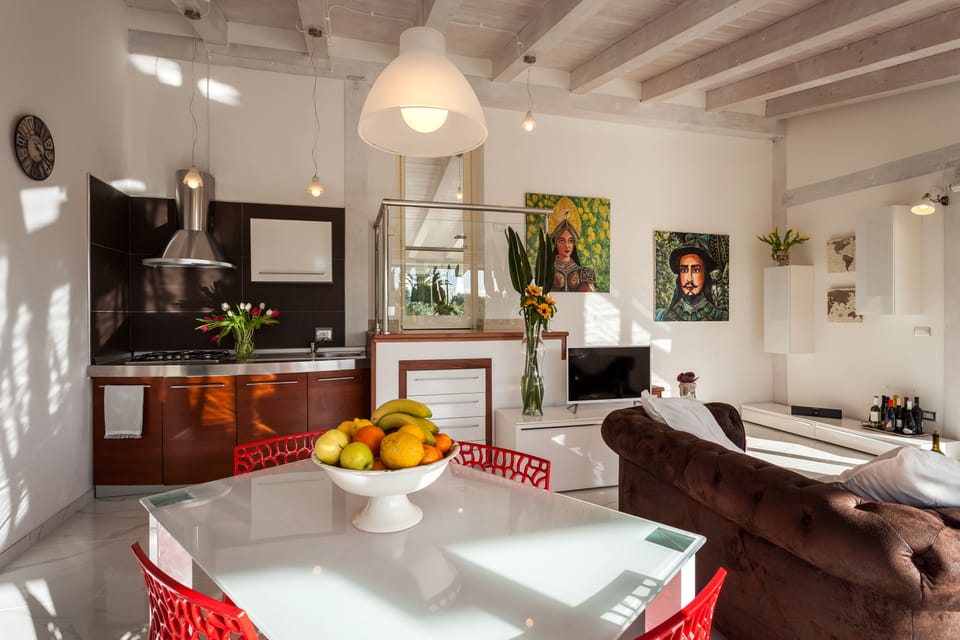 Dining area/main room