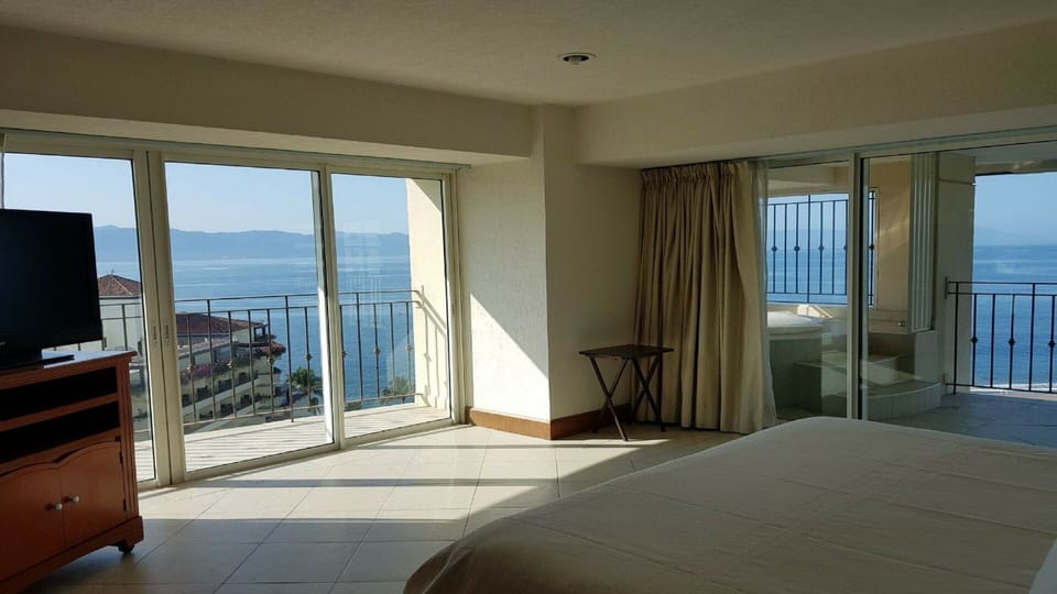Ensuite Bedroom 1 (Master Bedroom):
