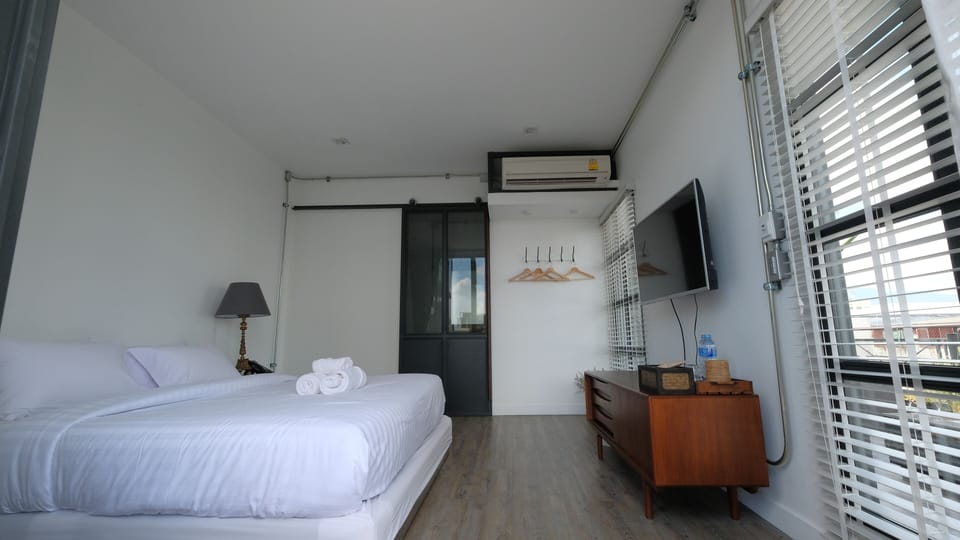 Rooftop Room with Bathtub and Fireplace