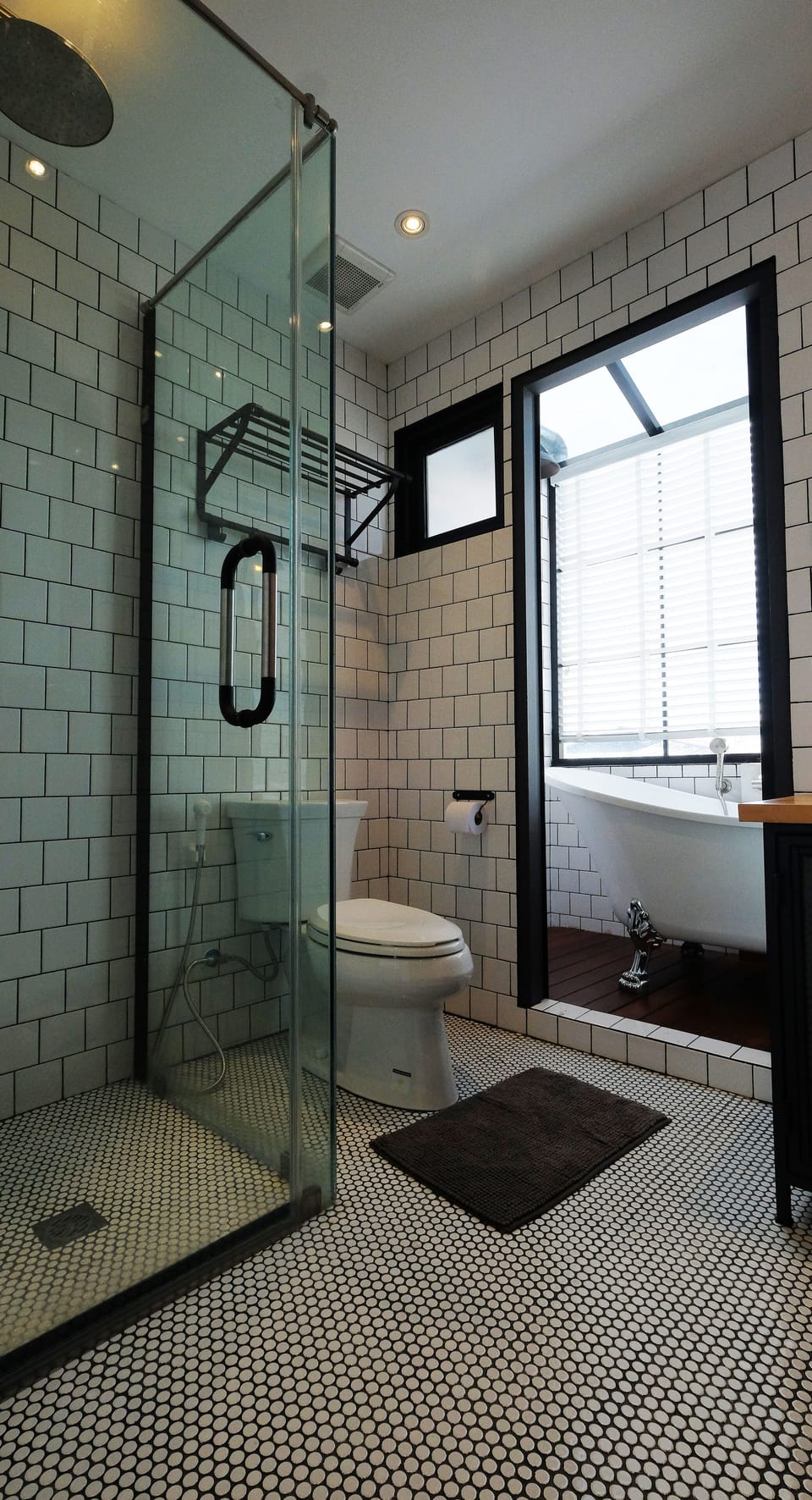 Rooftop Room with Bathtub and Fireplace