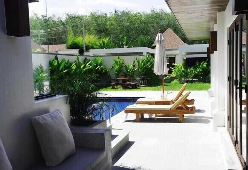 Outdoor area from bench