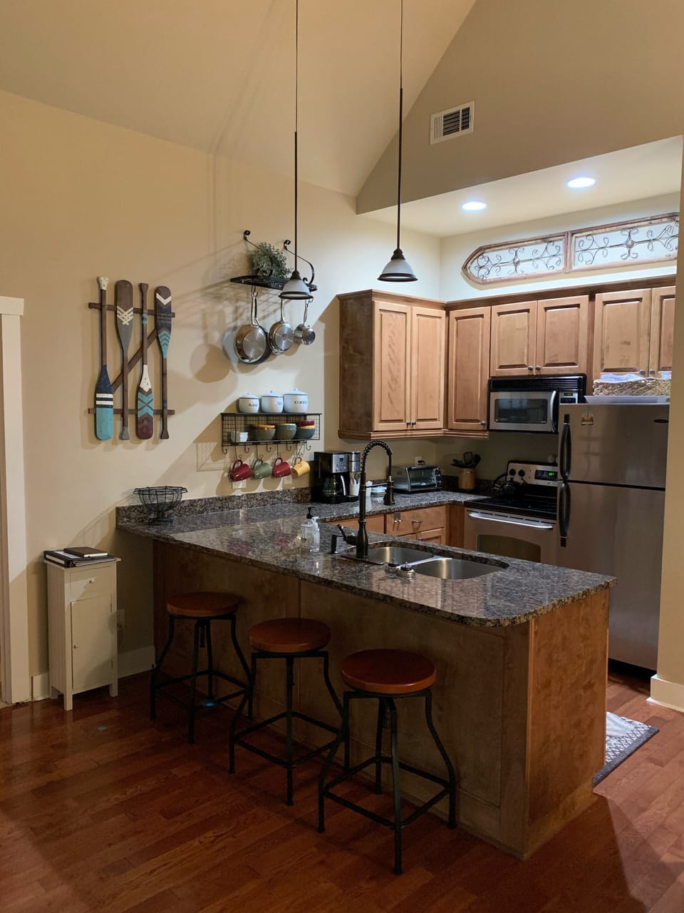 Kitchen w 3 bar stools