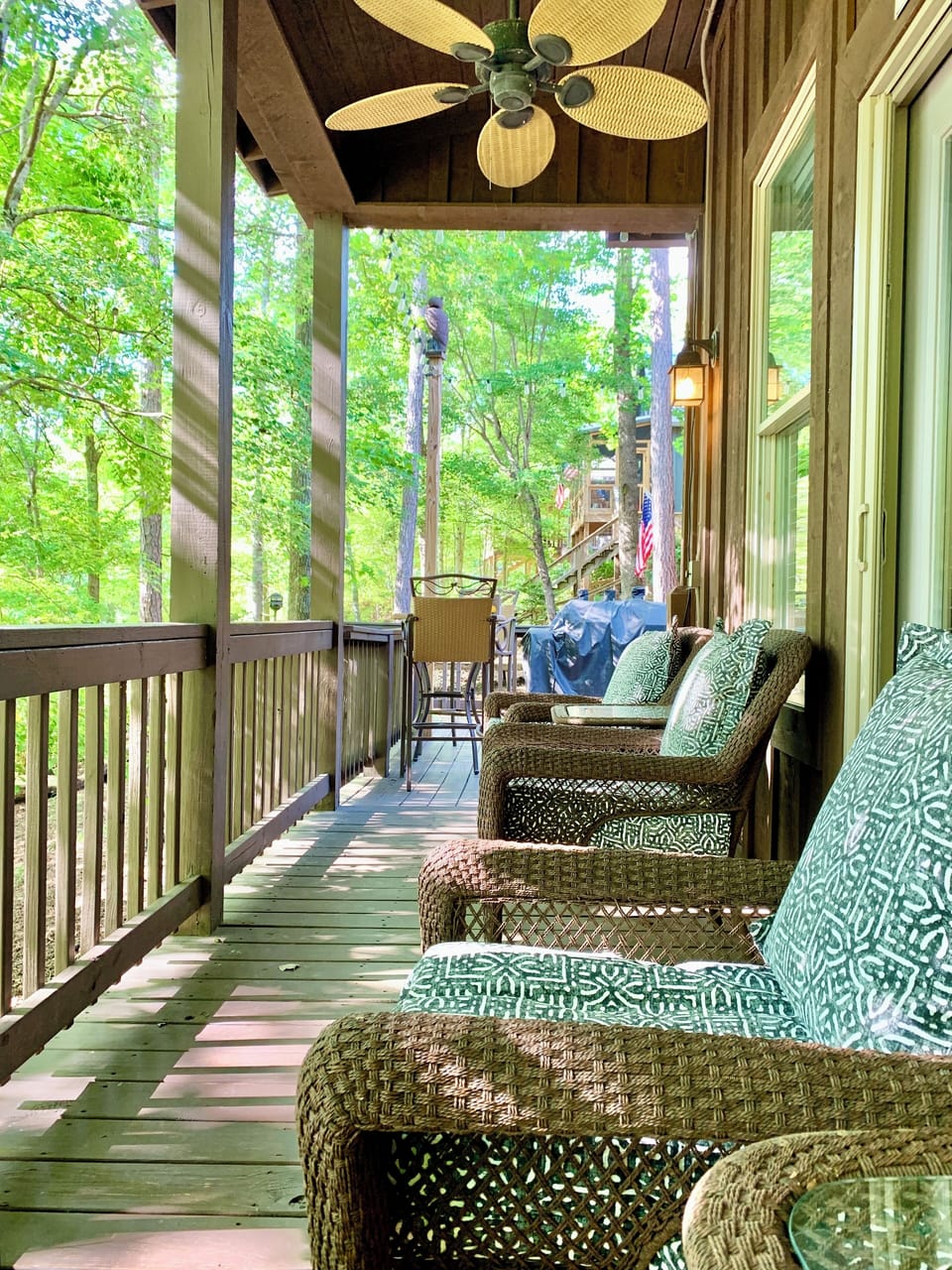 Back deck seating overlooking the lake