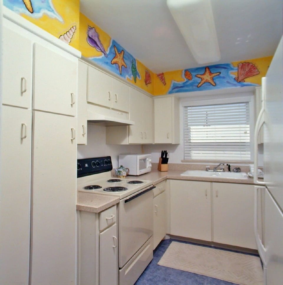Fully equipped kitchen with dishwasher