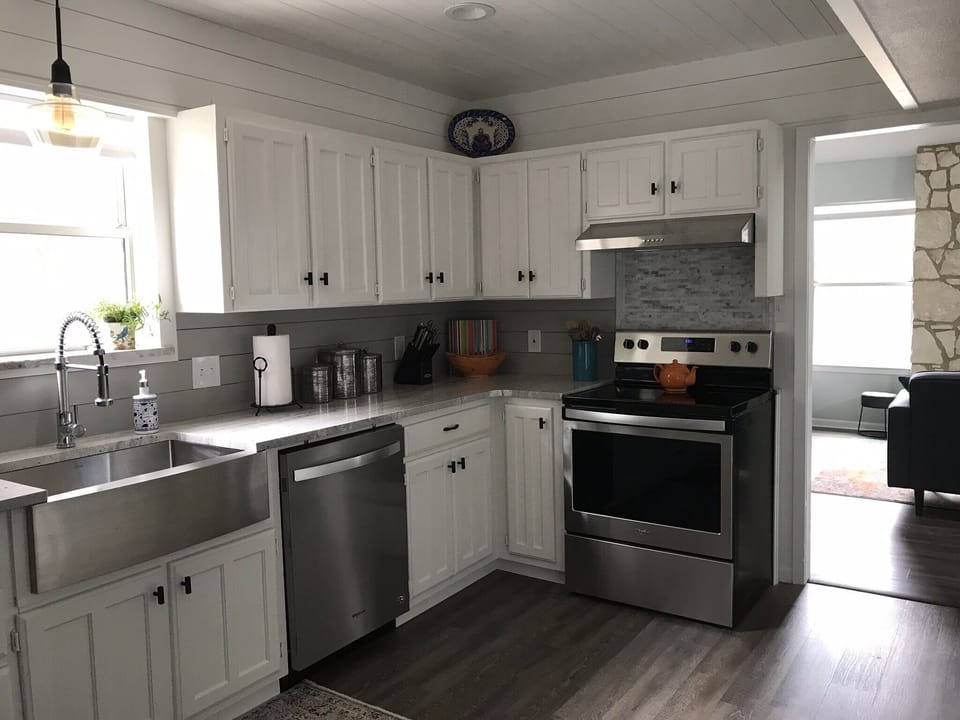 Bright and airy farmhouse kitchen!