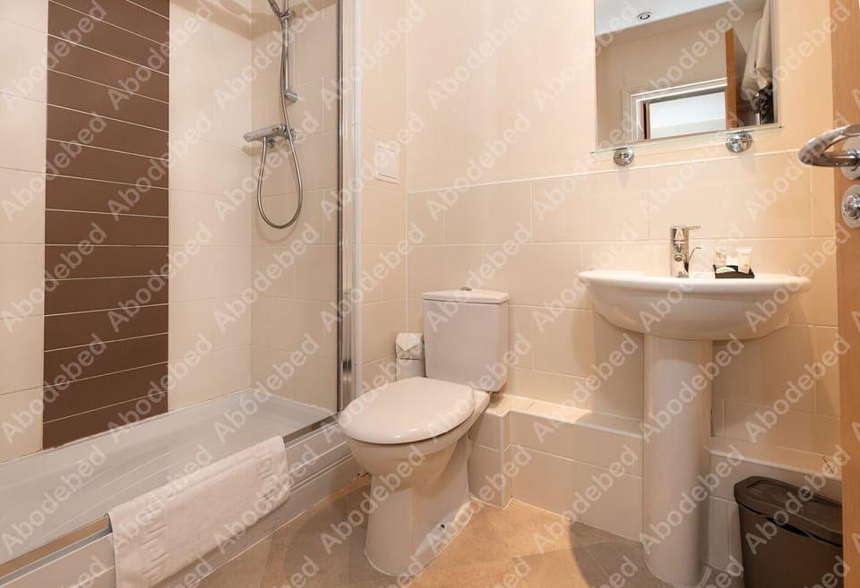 Ensuite to Master - towels included
