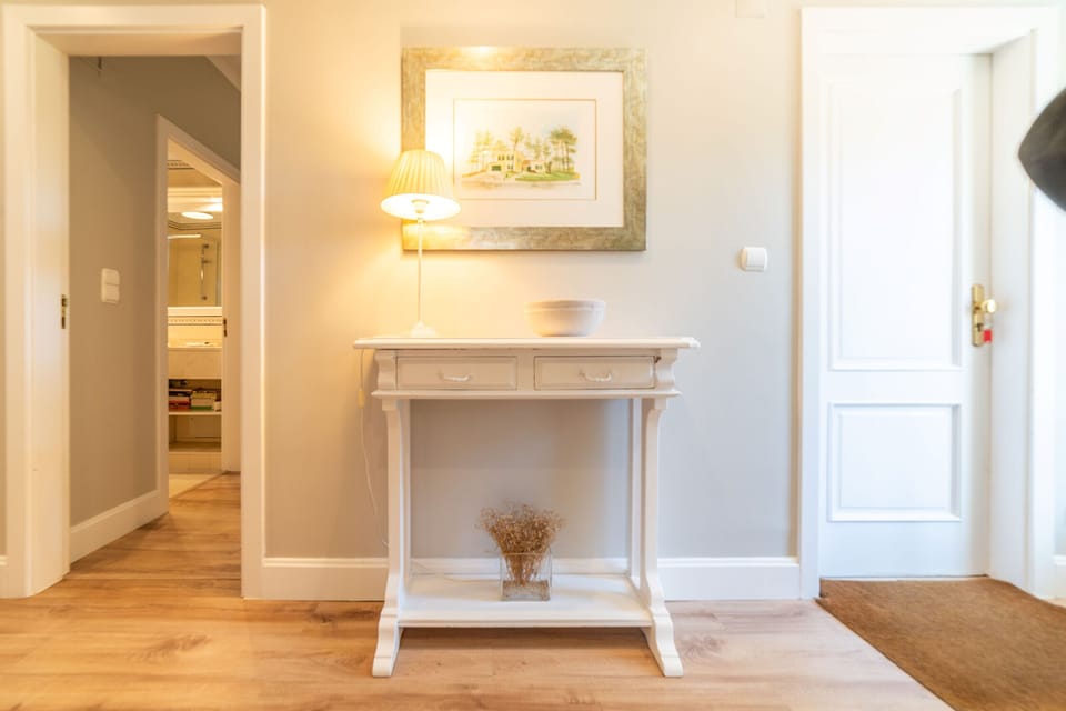Bright entrance hallway with console table and framed artwork — Villa Gerbera, holiday villa in Herdade de Aroeira