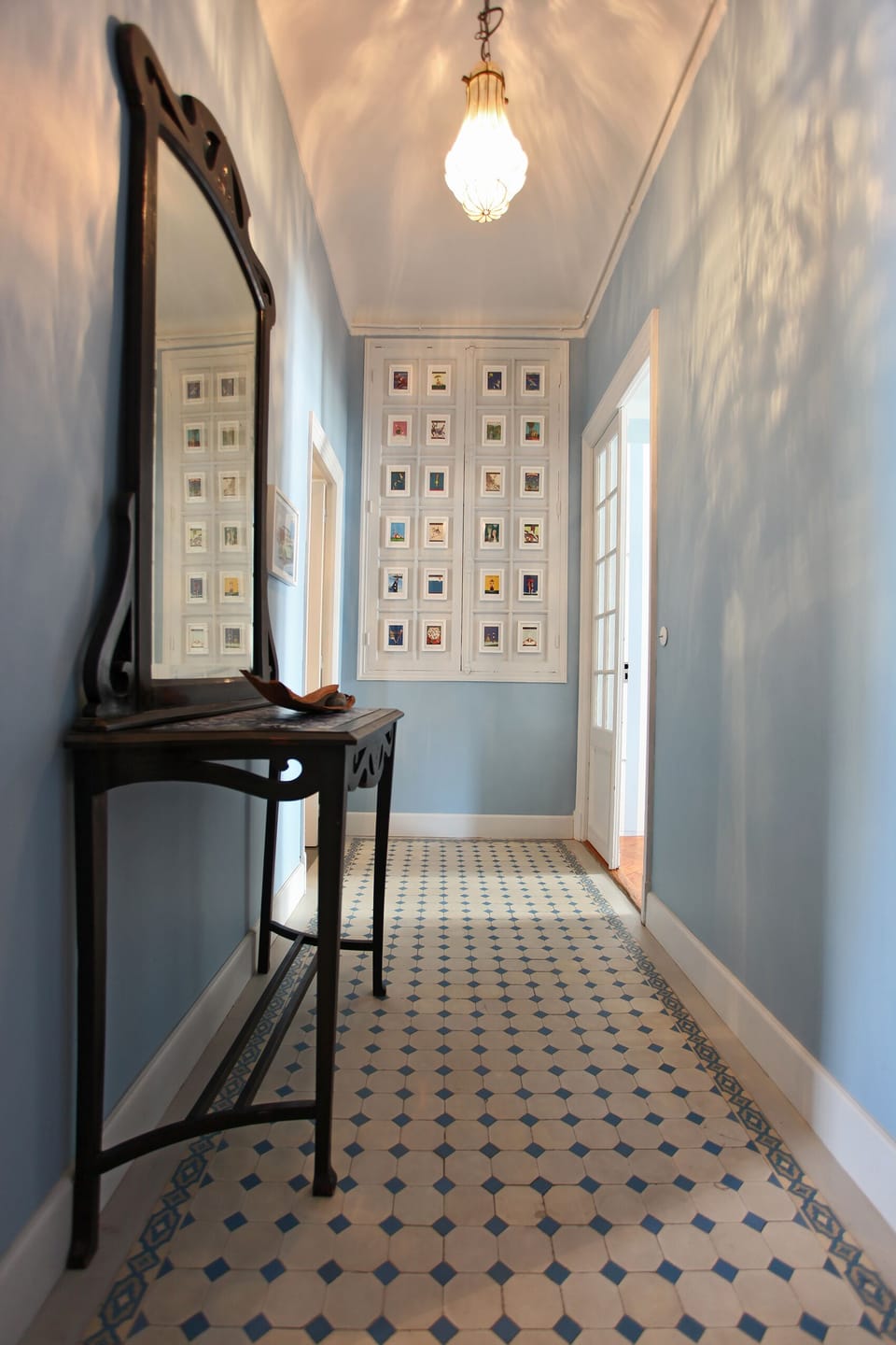 Corridor towards the streetside bedroom