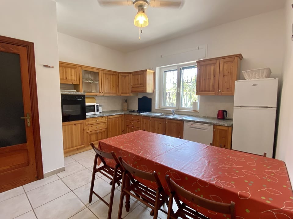 Spacious kitchen with dishwasher and washing machine