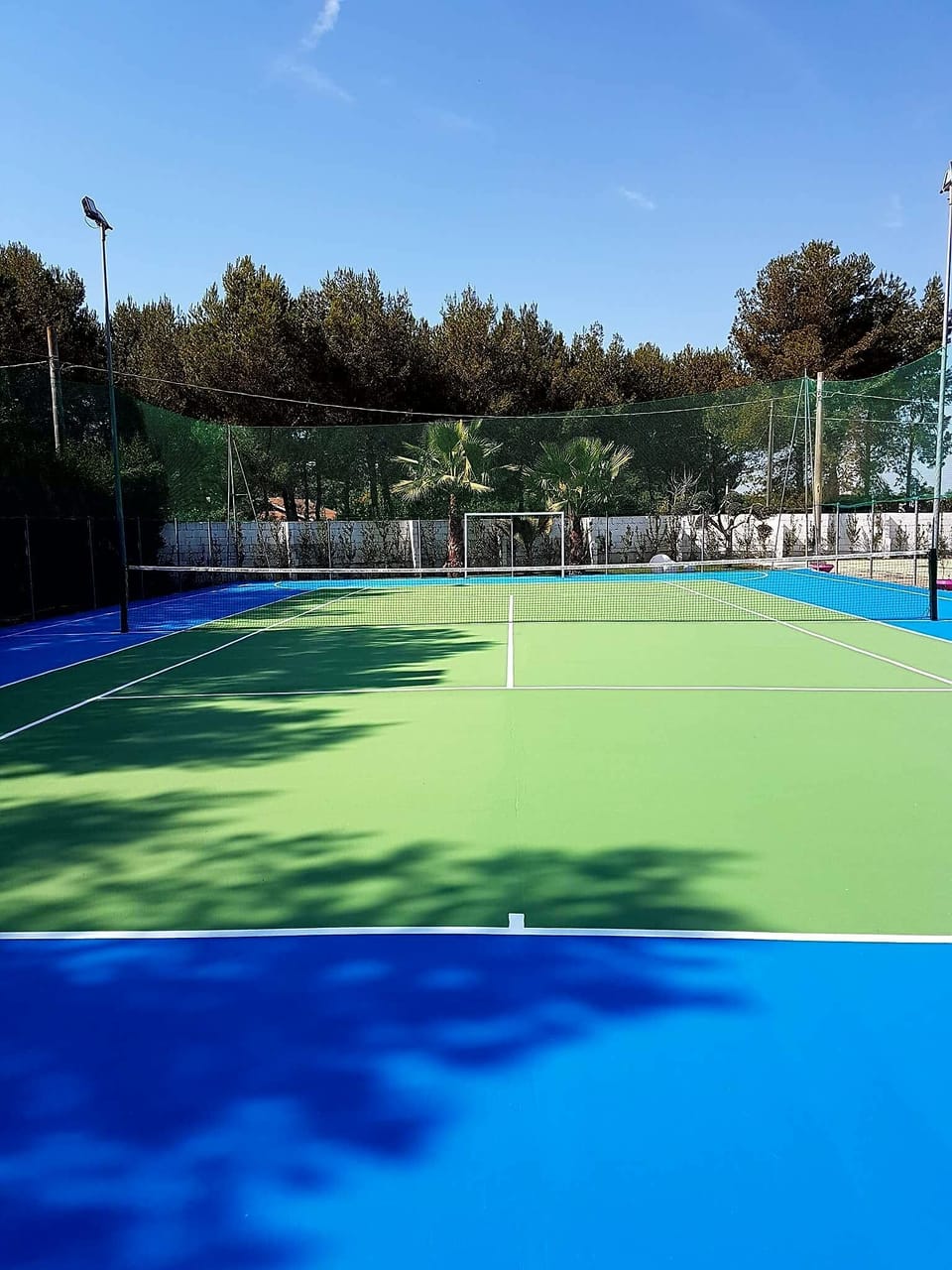 Campo tennis e calcetto.