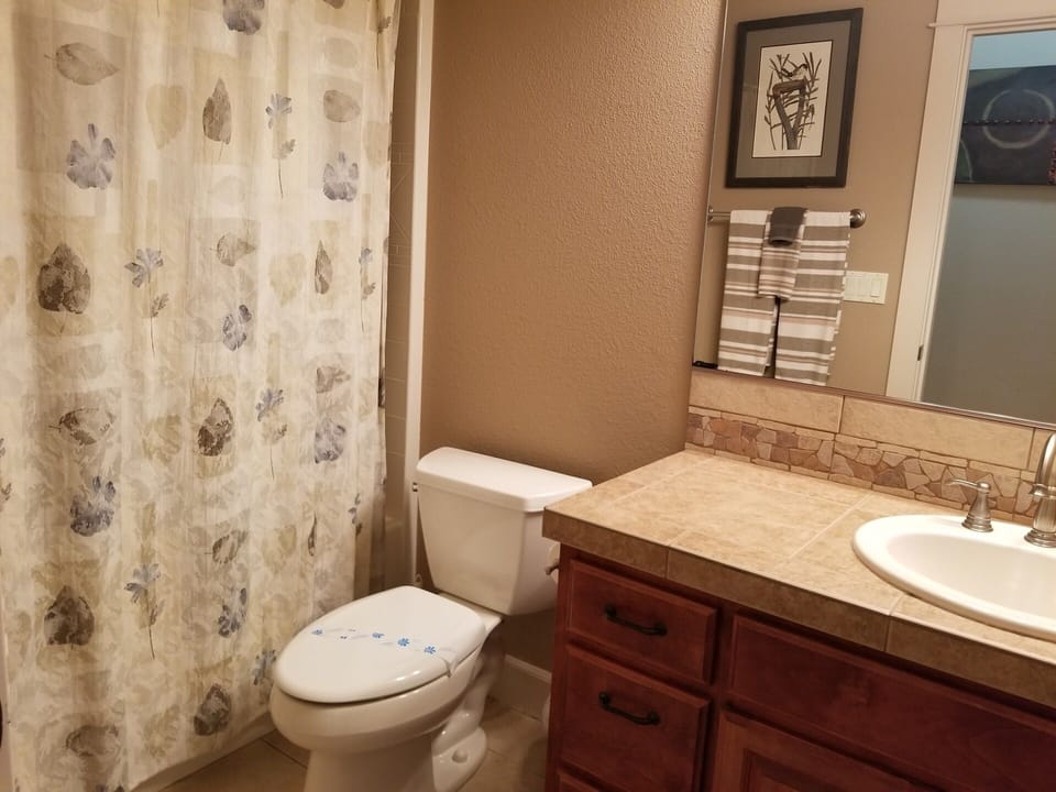 Moonbeams upper level full hall bath!