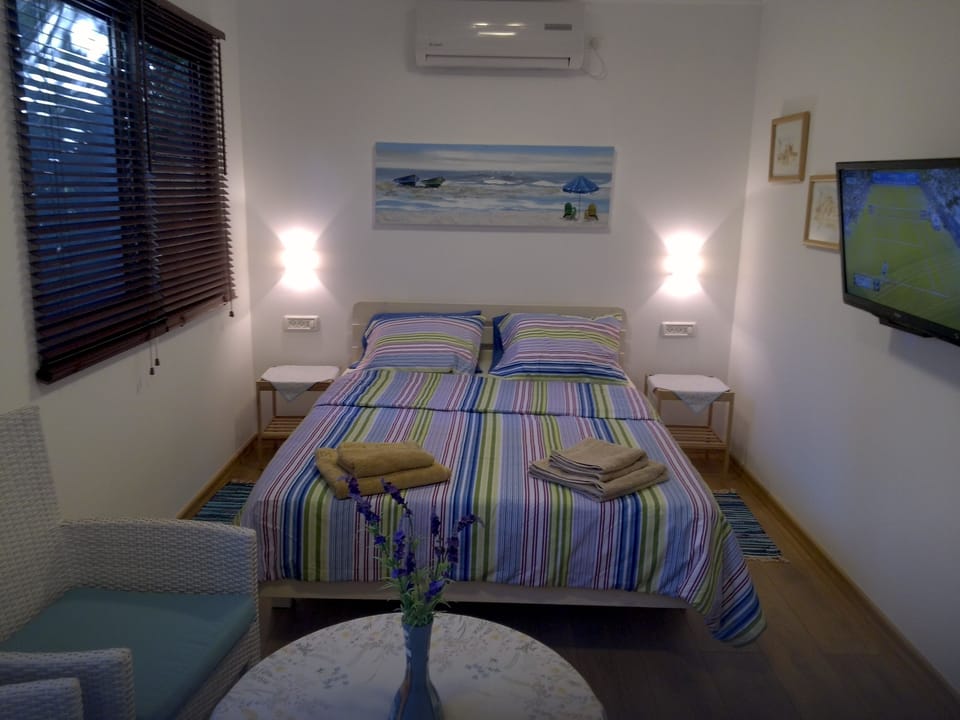 The blue unit." Swiss Chalet'. cozy double bed. romantic . Private entrance 