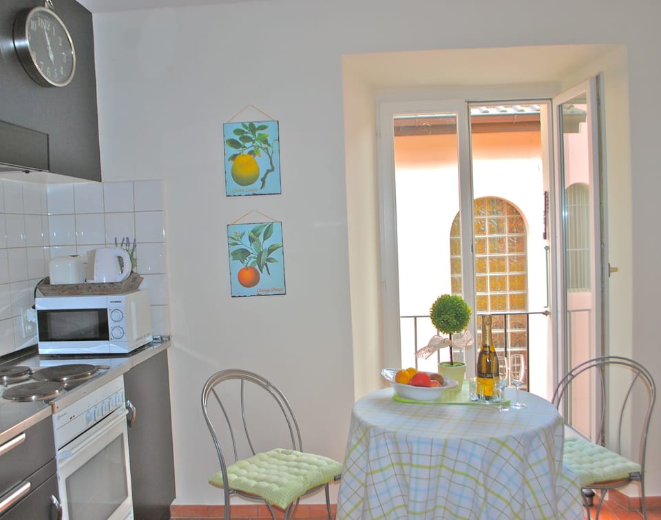 Fully stocked kitchen with XL fridge, dishwasher,nespresso machine & microwave 
