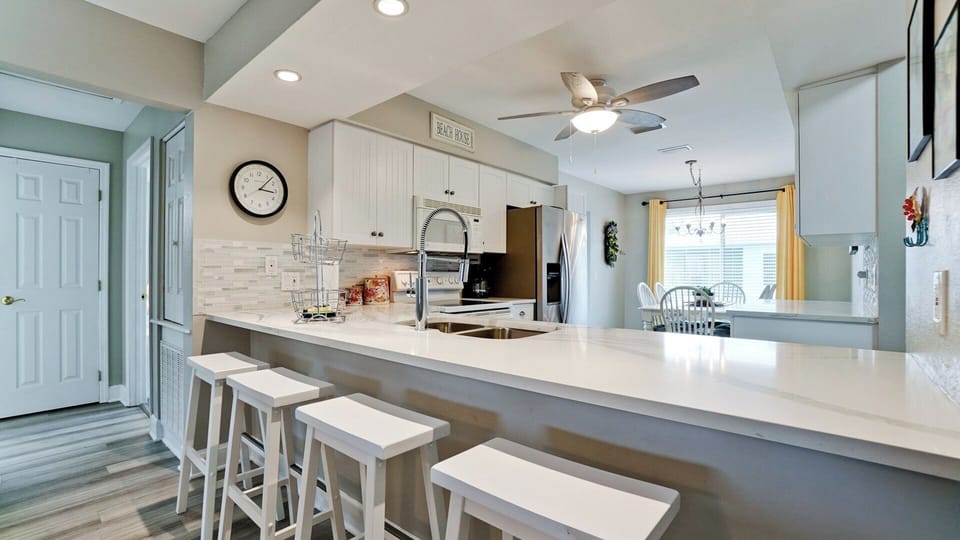 Breakfast Bar/Kitchen