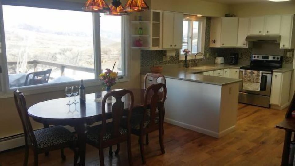 Dining area with stunning mountain views & seating for 6