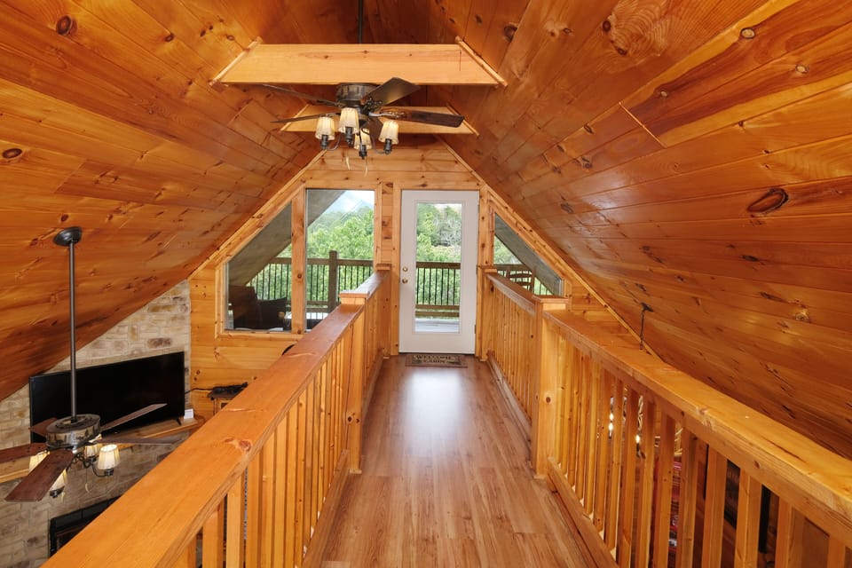 Cabin in Wears Valley "Bearadise Mountain Lodge" - Loft area walkway