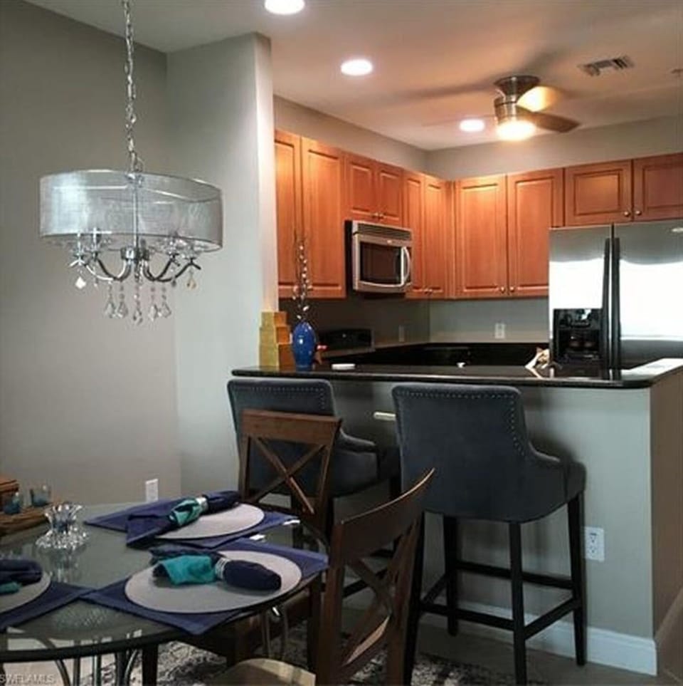 Dining and breakfast bar