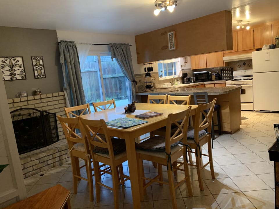 400 sq foot kitchen w/gas fireplace, gas stove, microwave oven w/ air fryer