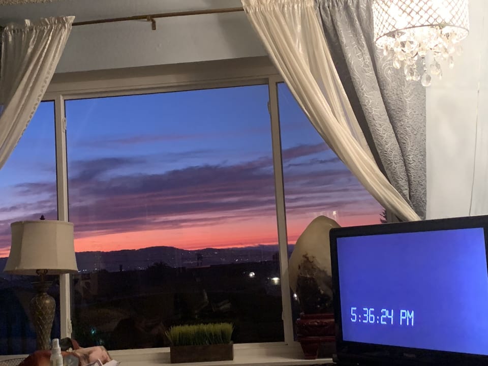 Enjoy Ocean View & amazing sunsets from living rm w/flat screen tv & comcast cab