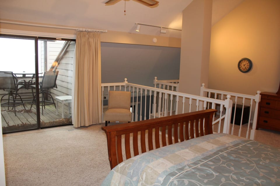 Upper loft with deck