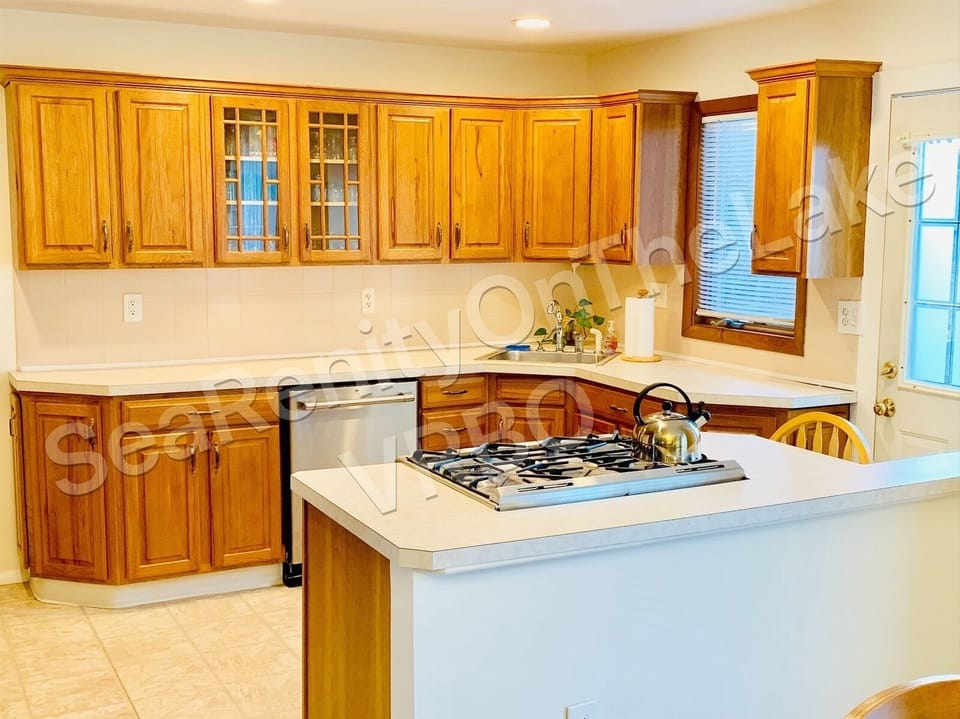 If you like to cook, this is the kitchen!  GE Cafe 5 burner stove. 