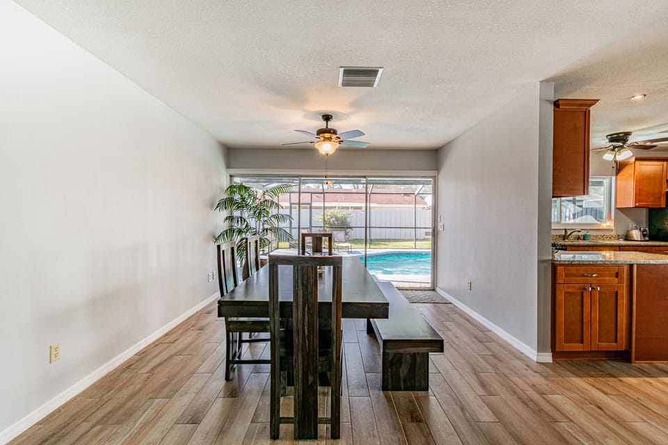Dining to pool