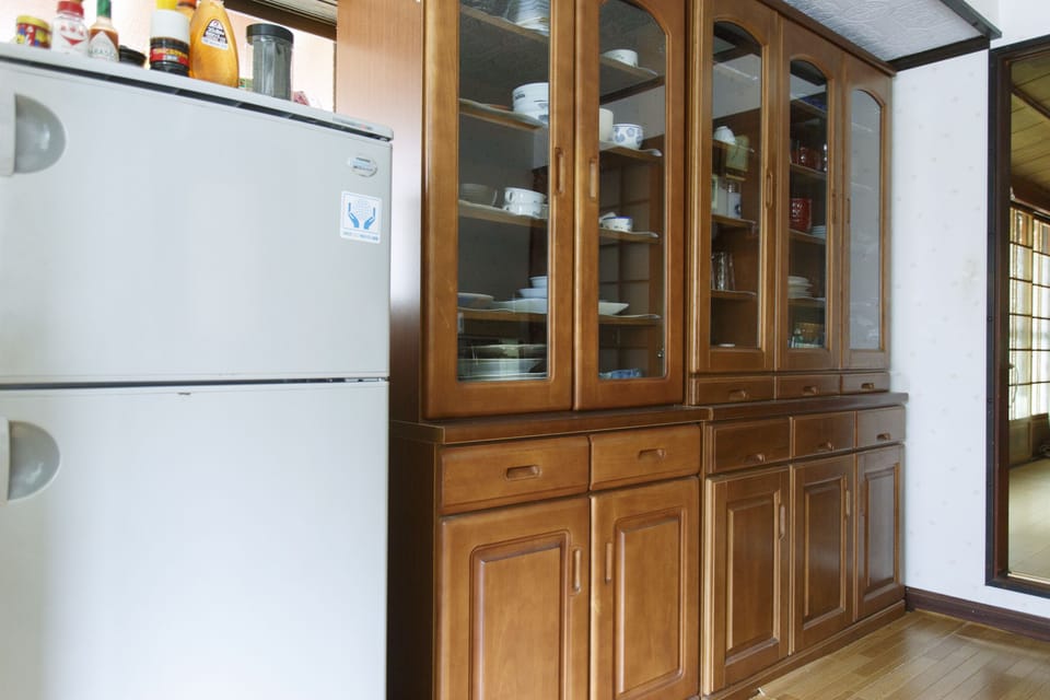 You can use any dishes,cups and glasses in the cupboad
