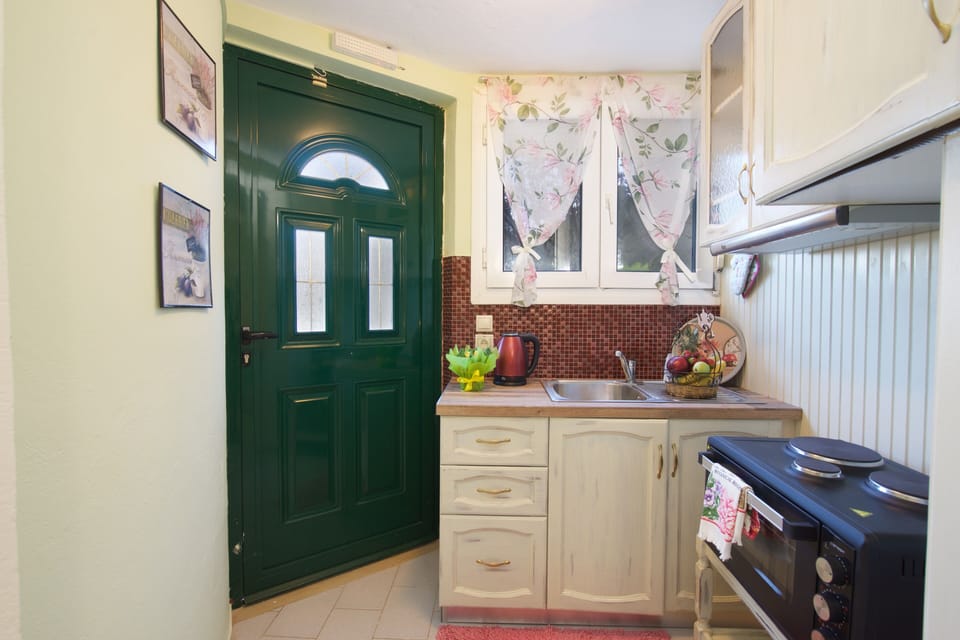 AN OTHER VIEW OF OUR KITCHEN