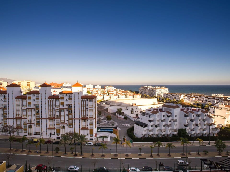 Sky, Residential Area, Urban Area, Metropolitan Area, City, Daytime, Town, Human Settlement, Neighbourhood, Architecture