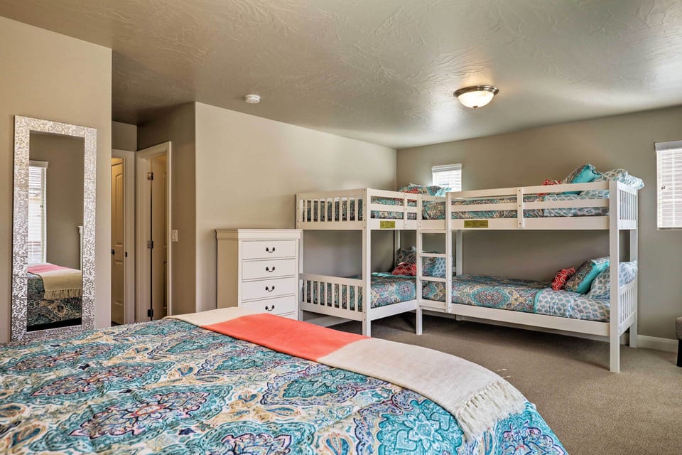 Bedroom 3 | Queen Bed | 2 Twin Bunk Beds